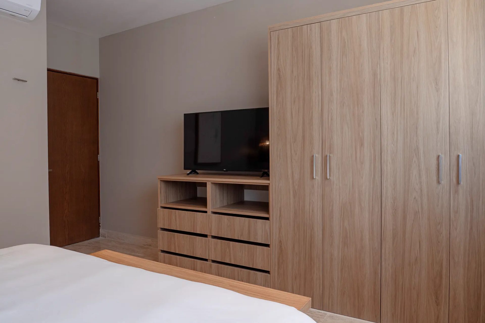 Bonanza B-707 — bedroom wardrobe, TV console, and built-in closet