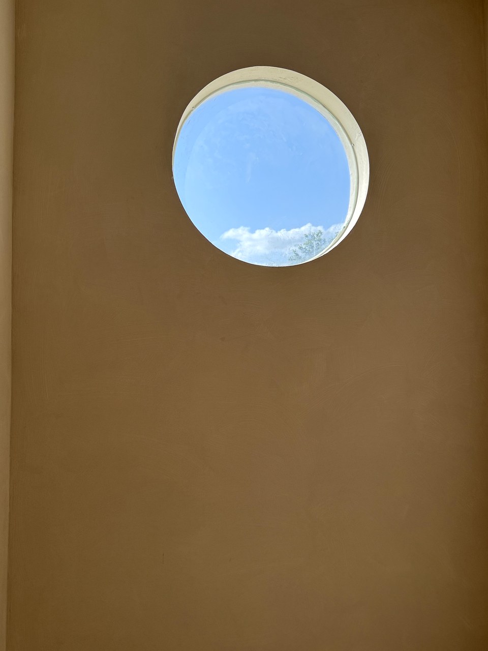Casa Suspiro — architectural porthole window detail